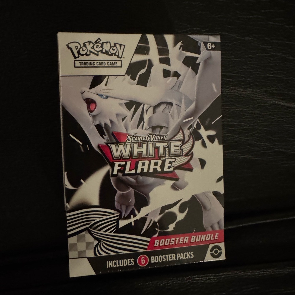 Pokémon White Flare Booster Bundle